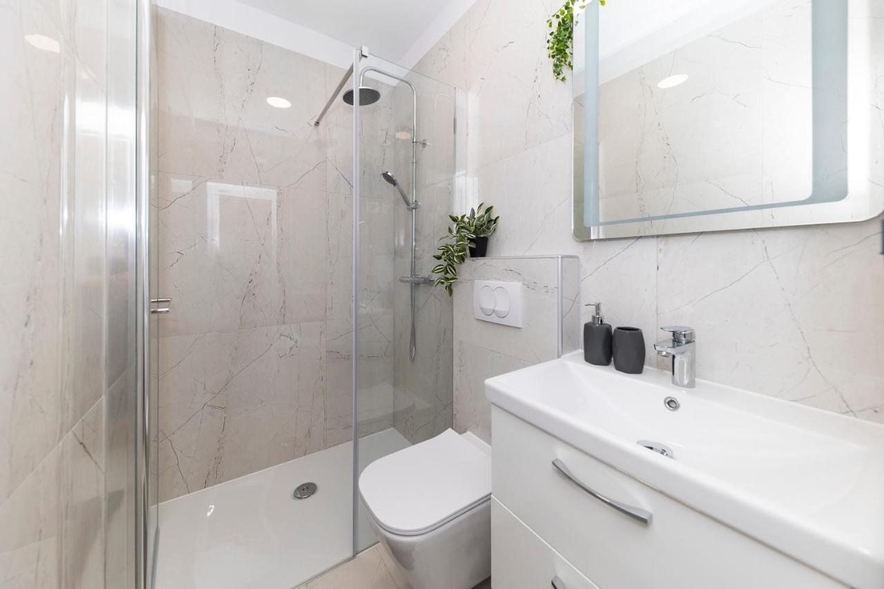 Apartment Marianne , Parking Free , 2 Bedroom & 2 Bathroom , Modern & Cozy Zadar Bagian luar foto